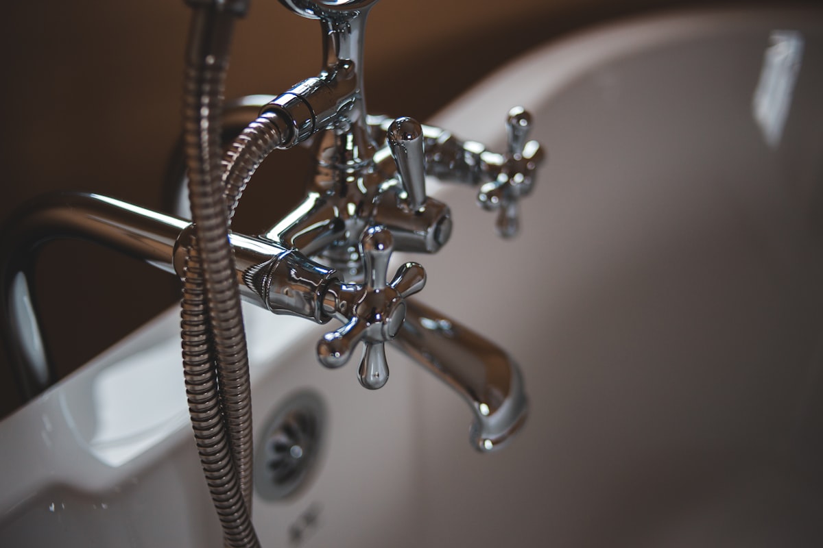Modernes Badezimmer — kontaktieren Sie uns für Ihre Planung