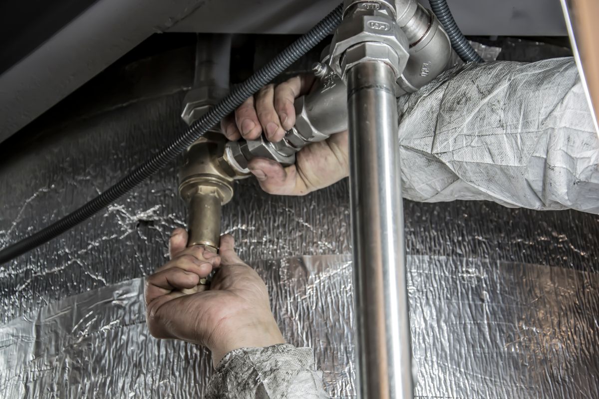 Zertifizierter Installateur bei der professionellen Arbeit
